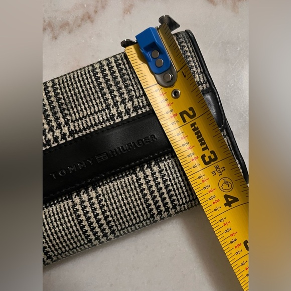 Tommy Hilfiger Black And cream Plaid Trifold Women’s Wallet With Card Holders - Picture 9 of 9